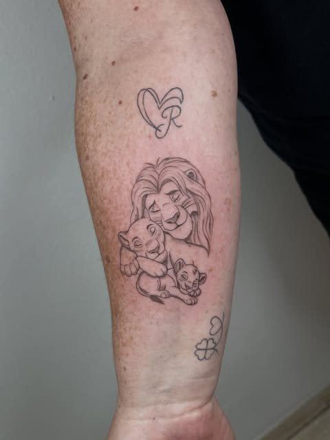 Tatuaje de línea fina del Rey León en el antebrazo
