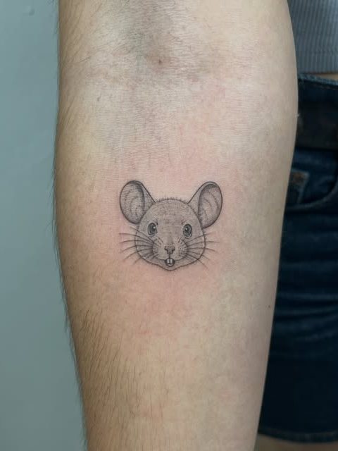 Tatuaje de microrealismo de un ratón