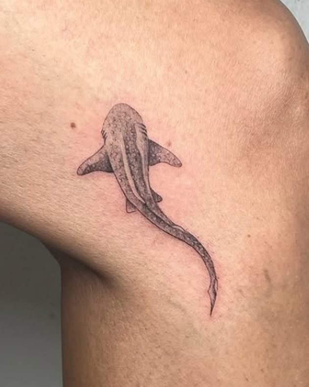 Tatuaje de un tiburón sobre la rodilla