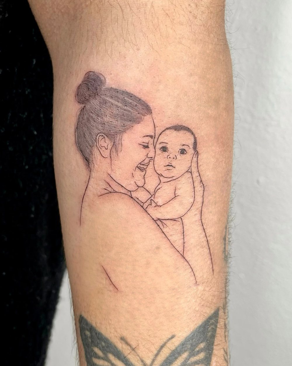 Retrato en línea fina de una madre con su bebé en el brazo